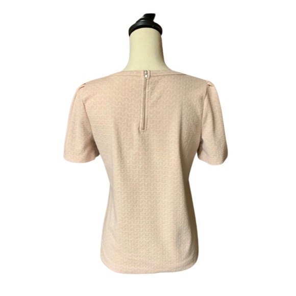 ROSE + OLIVE Women’s Short Sleeve Pink Embossed Zip Back Top Blouse Small - Picture 3 of 6